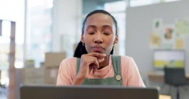 Laptop, düşünme ve siyah kadın uzaktan çalışma, problem çözme ya da karar verme için evde. Bilgisayarda planlama, fikir ve Afrikalı serbest çalışan, beyin fırtınası yapan ve araştırma bilgilerine odaklanan.