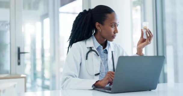 笔记本电脑和黑人妇女研究药丸 用于在线医疗信息 医院报告或药物审查 计算机和非洲外科医生为医疗保健服务输入药物搜索结果 — 图库视频影像
