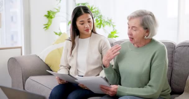 老年妇女 保险代理人和家庭文件方面的建议 问题和客户支持或登记申请 老年人沙发顾问和合同 养恤金和退休信息 — 图库视频影像