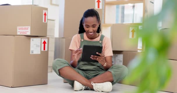 Black Woman Boxes Tablet Online Shopping New Home Living Room — Stock Video