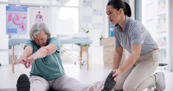 Физиотерапия Пожилая Женщина Растяжение Ног Восстановления Упражнения Тренировки Заживления Травмы — стоковое видео