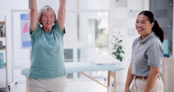 Φυσικοθεραπεία Ευτυχισμένη Ηλικιωμένη Γυναίκα Και Τέντωμα Για Ανάρρωση Άσκηση Και — Αρχείο Βίντεο