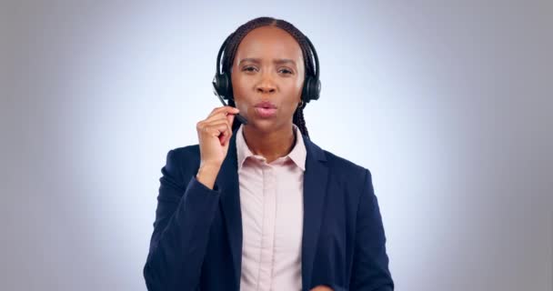 在演播室里 呼叫中心 耳机和客户服务的女性通过话筒进行技术支持 与我们 个人和顾问联系 与客户联系 寻求保险和帮助 — 图库视频影像