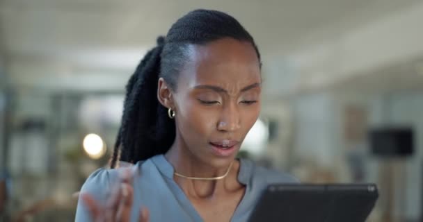 Mujer Confusa Negra Tableta Oficina Problema Mecanografía Red Las Redes — Vídeo de stock