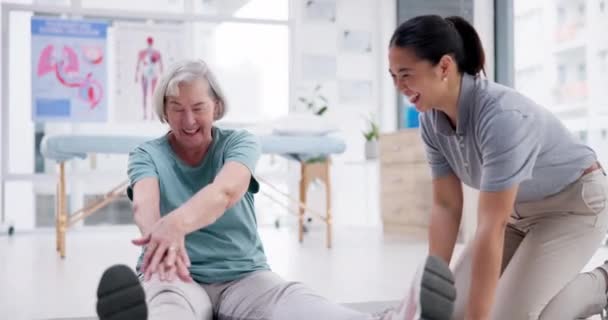 理学療法 幸せな上級女性 治癒のための足を伸ばします 身体療法 高齢者 カイロプラクターはリハビリテーション 体の健康に役立ちます — ストック動画