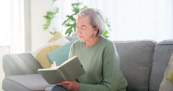 早上和一个女人写在笔记本上的记忆 计划退休或反思 沉着冷静 一个老年人躺在家里的沙发上 带着记事本或记事本 — 图库视频影像