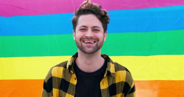 Fierté Drapeau Communauté Gay Homme Heureux Lgbtq Avec Sourire Dans — Video