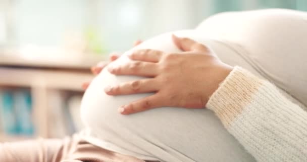 Těhotná Žena Dotýkající Žaludek Pro Klid Relaxaci Vývoj Dítěte Obývacím — Stock video