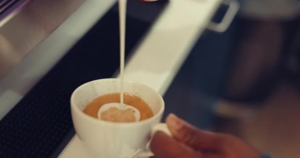 Καφές Γάλα Και Χέρια Του Ατόμου Στο Καφέ Για Ποτό — Αρχείο Βίντεο