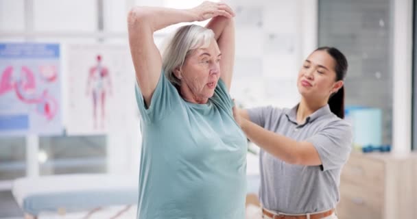 Physiothérapeute Étirement Soutien Aux Femmes Âgées Évaluation Consultation Sur Réadaptation — Video