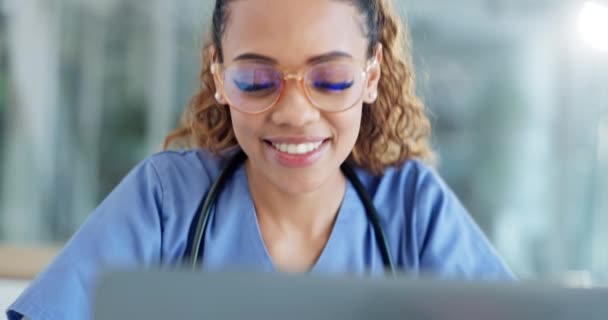 노트북 여자의 얼굴을 클리닉 보고서 연구에 서비스 외과의사 — 비디오
