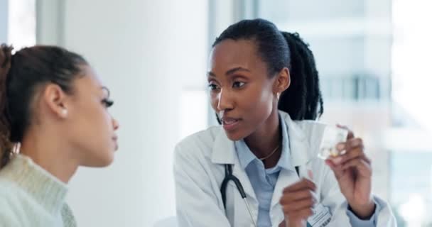 Médico Cliente Mujer Negra Escribiendo Píldoras Prescripción Para Apoyo Salud — Vídeos de Stock