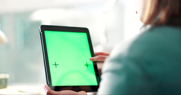 Manos Pantalla Verde Persona Con Tableta Maqueta Para Comunicación Networking — Vídeo de stock
