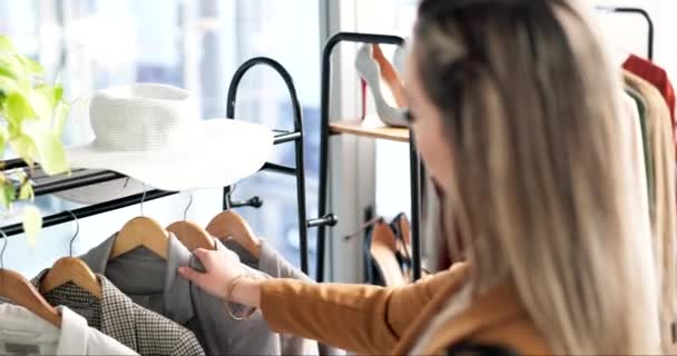 Femme Client Mode Avec Porte Vêtements Dans Magasin Boutique Pour — Video