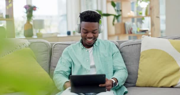 耳机和黑人男人与平板电脑 流媒体音乐和收音机连接 放松和声音 非洲人 沙发上的男人 用数字应用程序听音频 — 图库视频影像