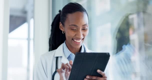 Γιατρός Ευτυχισμένη Γυναίκα Και Tablet Στην Υγειονομική Περίθαλψη Νοσοκομείο Κλινική — Αρχείο Βίντεο