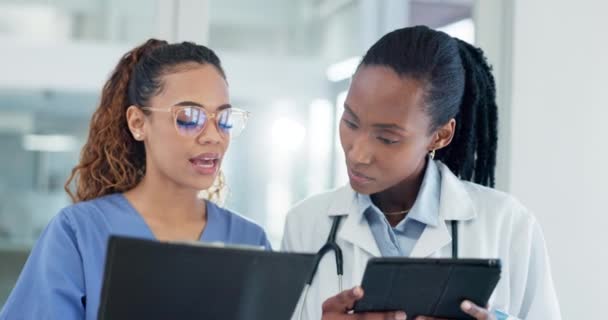 Ärzte Team Checkliste Und Tablet Für Medizinische Diagramme Krankenhausplan Und — Stockvideo