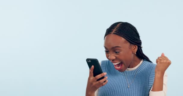 Happy Black Woman Phone Fist Pump Celebration Good News Promotion — Stock Video