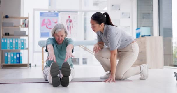 Fisioterapia Donna Anziana Gambe Allungate Recupero Esercizio Guarigione Lesioni Fisioterapia — Video Stock