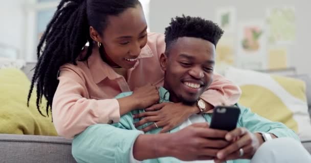 Amor Sorriso Casal Negro Com Smartphone Engraçado Conexão Com Mídias — Vídeo de Stock