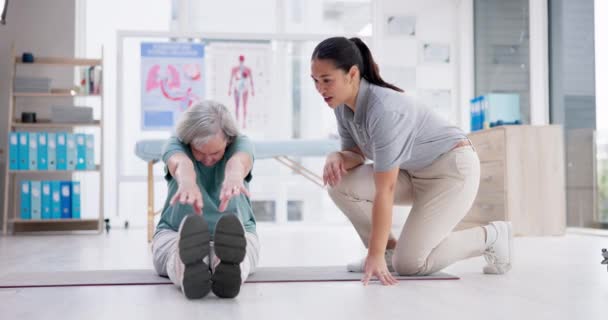 理学療法 シニア女性 運動トレーニング 治癒のための足を伸ばします 生理療法 高齢者 カイロプラクターはリハビリテーション 体の健康を支援する — ストック動画