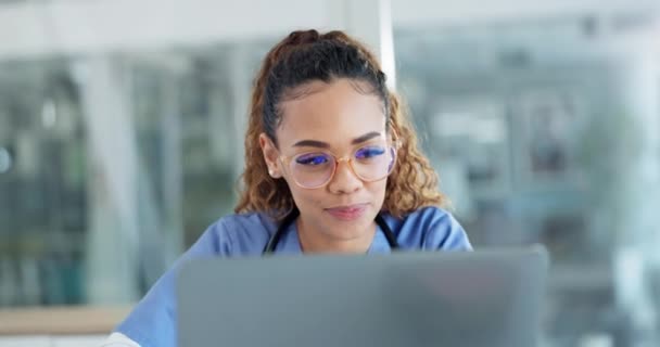 Médico Laptop Mulher Feliz Digitando Lendo Sorrindo Para Estudo Médico — Vídeo de Stock