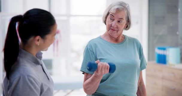 Physiotherapeutin Gesundheits Und Altenpflegerin Mit Kurzhanteln Unterstützung Und Muskelrehabilitation Mit — Stockvideo