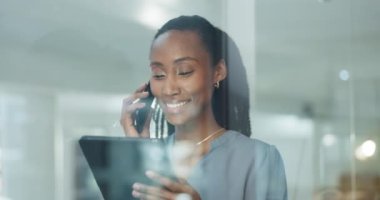 Tablet, web sitesi tartışması ve bir iş ofisindeki siyahi bir kadının telefon görüşmesi. Çevrimiçi veri, dijital iş ve yaratıcı iş hakkında konuşan bir web tasarım şirketinde kadın profesyonel.