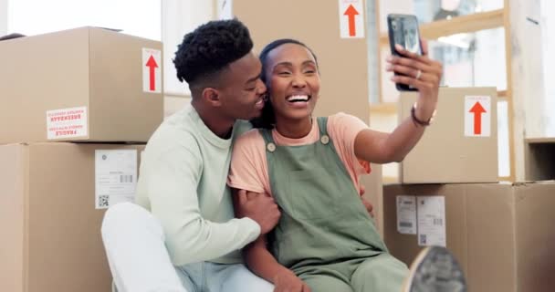 Selfie Rumah Baru Atau Pasangan Kulit Hitam Yang Bahagia Media — Stok Video