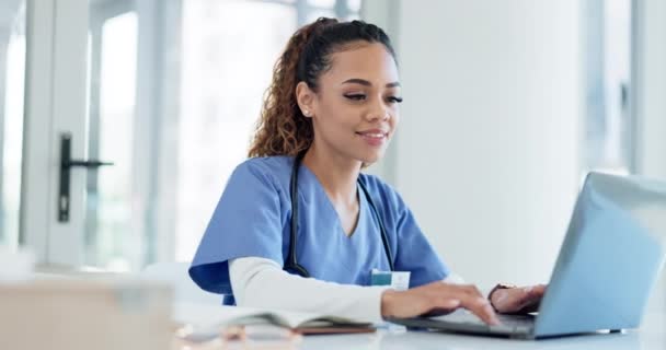 Médico Laptop Mulher Digitando Estudo Médico Line Relatório Hospitalar Pesquisa — Vídeo de Stock