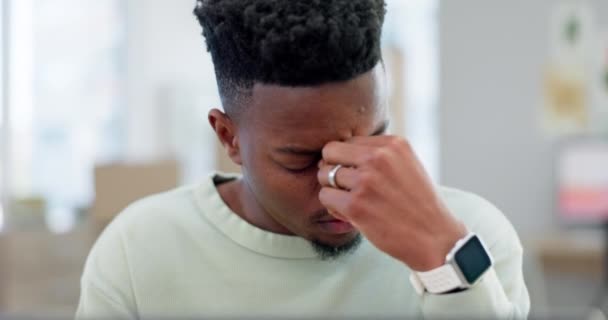 Mann Studenten Kopfschmerzen Und Stress Auf Dem Laptop Für Online — Stockvideo