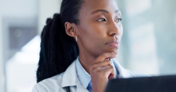 Médico Pensador Mujer Con Investigación Portátil Para Medicina Estudio Planificación — Vídeos de Stock
