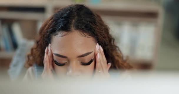 Stresujący Ból Głowy Zmęczenie Kobieta Biurze Wyczerpana Audytem Online Lub — Wideo stockowe