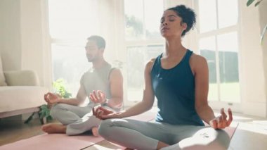 Yoga, nilüfer çiçeği ve çift evde meditasyon, zen fitness ve egzersiz ya da farkındalık, şifa ve huzur için oturma odasında. Sakin, nefes alan ve sağlıklı, bütünsel eğitimli ya da sağlıklı insanları rahatlatan..