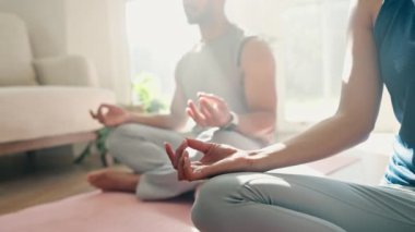 Yoga, nilüfer çiçekli eller ve evde meditasyon, zen fitness ve egzersiz ya da farkındalık, şifa ve yerde huzur için çift. Sakin, zihinsel sağlık ve insanları bütünsel eğitim ve vücut sağlığı için rahatlatmak..