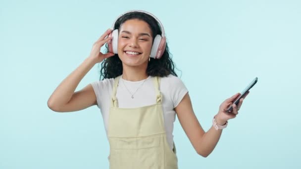 Χορός Μουσική Και Ευτυχισμένη Γυναίκα Ακουστικά Στο Κινητό Στο Στούντιο — Αρχείο Βίντεο