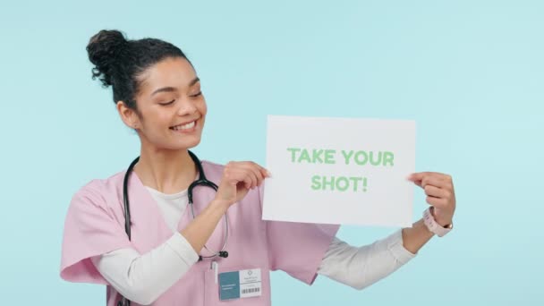 Gelukkige Verpleegster Gezicht Vaccinatie Teken Van Een Vrouw Tonen Wellness — Stockvideo
