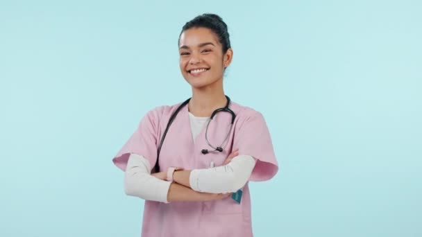 Pielęgniarka Szczęśliwa Kobieta Skrzyżowanymi Ramionami Studio Opieki Medycznej Serwisu Wellness — Wideo stockowe