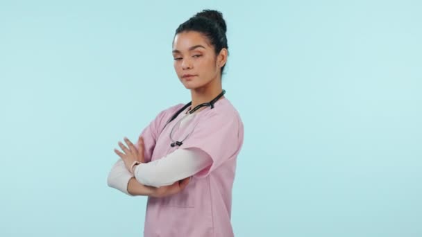 Verpleegster Zorgverlener Vrouw Met Gekruiste Armen Studio Voor Medische Zorg — Stockvideo