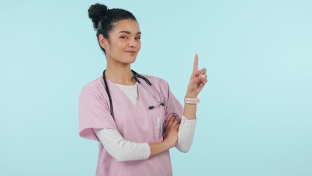 Hemşire Sağlık Doktor Stüdyoda Tıbbi Bakım Hizmet Sağlık Seçeneklerini Gösteriyor — Stok video