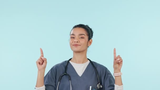 Lekarz Opieka Zdrowotna Kobieta Studio Wskazując Opiekę Medyczną Usługi Decyzje — Wideo stockowe