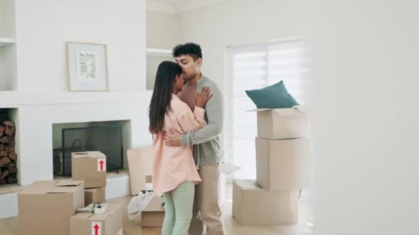 Пара Танцює Цілується Щоб Відсвяткувати Новий Будинок Або Переїхати Разом — стокове відео