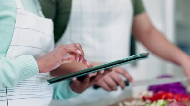 태블릿 부엌에서 조리법 자습서 남성과 여성은 다이어트 웰빙을위한 야채를 — 비디오