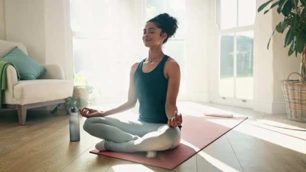 Asszony Lótuszpóz Meditáció Jógával Otthoni Fitnesz Figyelem Zen Nyugodt Spirituális — Stock videók