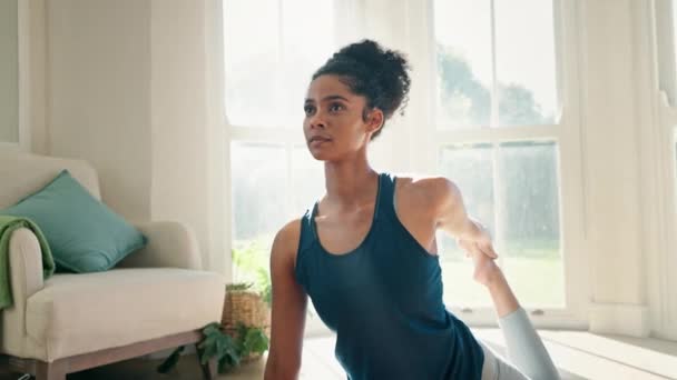 Vrouw Yoga Lichaam Met Stretching Woonkamer Fitness Wellness Met Rust — Stockvideo