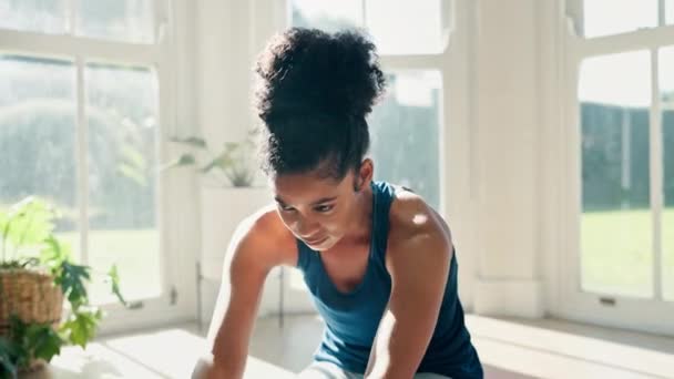 Vrouw Yoga Stretching Lichaam Voor Fitness Woonkamer Wellness Met Rust — Stockvideo