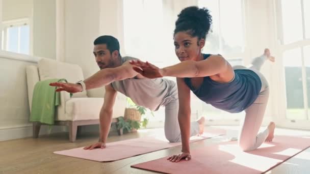 Paar Yoga Evenwicht Lichaam Fitness Thuis Met Hechting Training Samen — Stockvideo