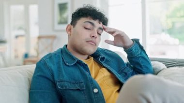 Üzgün adam, depresyon ve oturma odasındaki bir kanepede kederle düşünmek ve evde stresle başarısız olmak. Anksiyete, yorgun ve erkek ruh sağlığı olan, yalnız ve kanepede bir evde patinaj sorunu olan.
