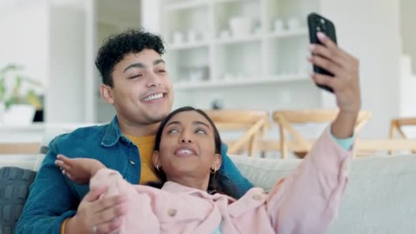 Mutlu Çift Akıllı Telefondan Evdeki Ses Iletişimi Dijital Bağlantı Kanepede — Stok video