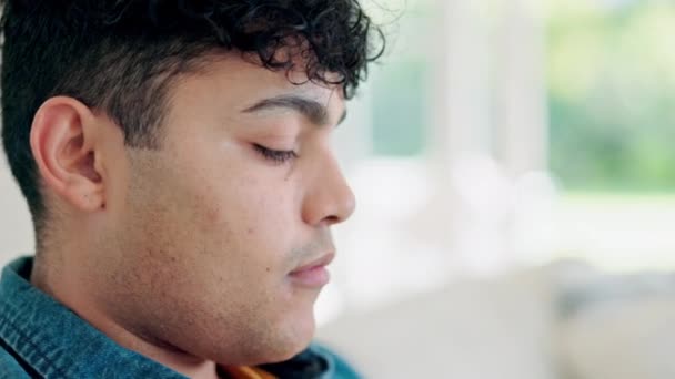 Homem Triste Depressão Pensamento Close Sofá Sala Estar Com Dor — Vídeo de Stock